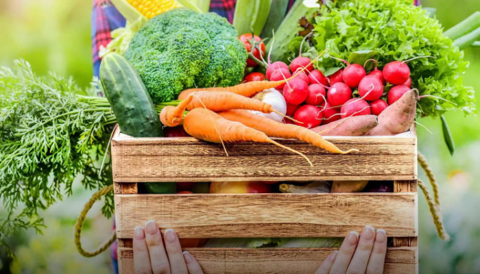 Caja con vegetales frescos